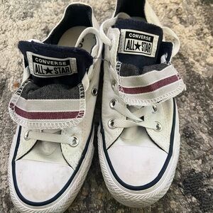 Converse All Star Men’s 3 or women’s 5 all-star tennis shoes!